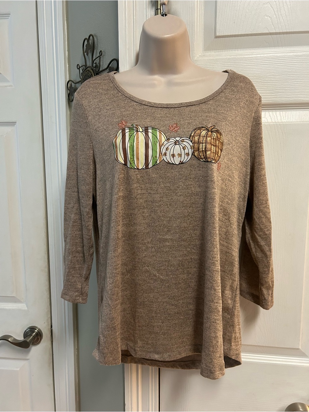 Women's Taupe Pumpkin Graphic Long-Sleeve Top Fall Thanksgiving Halloween